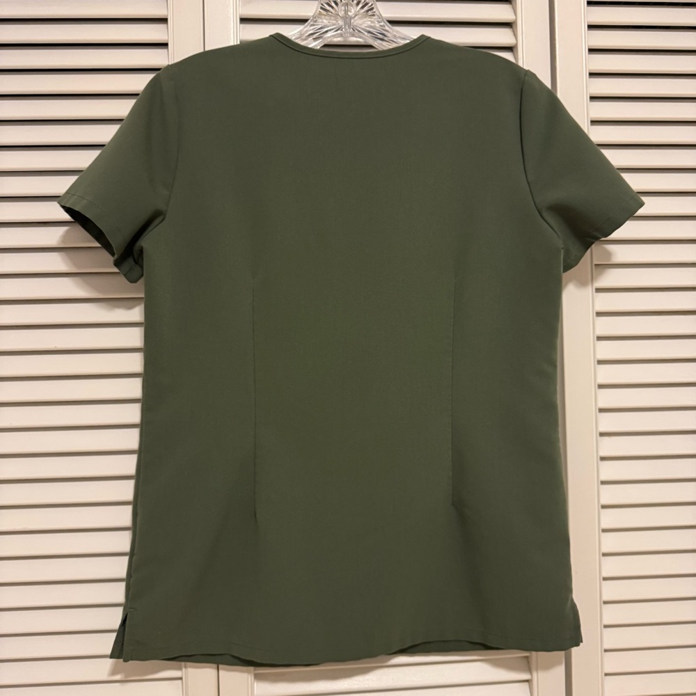 FIGS Casma 3 pocket scrub top - Picture 2 of 3